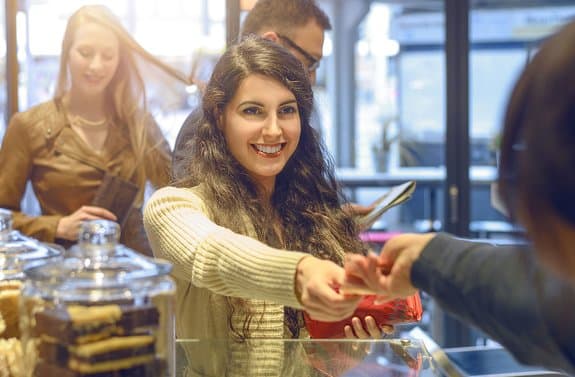 "All banks should be obliged to handle cash", says Riksbank committee