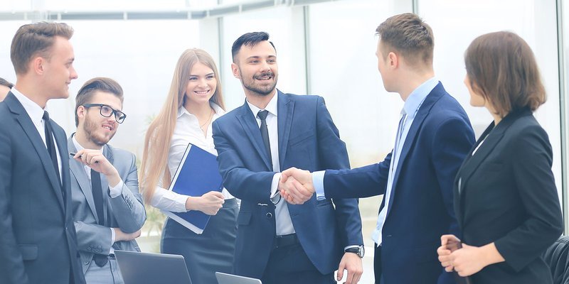 HEADER-business-people-shutterstock_52933497.max-800x600