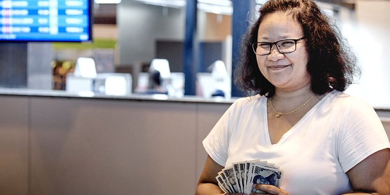 Japanese-Yen-cash-lady-WIDE-shutterstock-1188649645.jpg