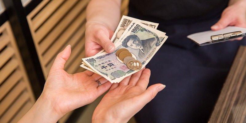 Japanese-yen-hands-HEADER-shutterstock-13684796.original