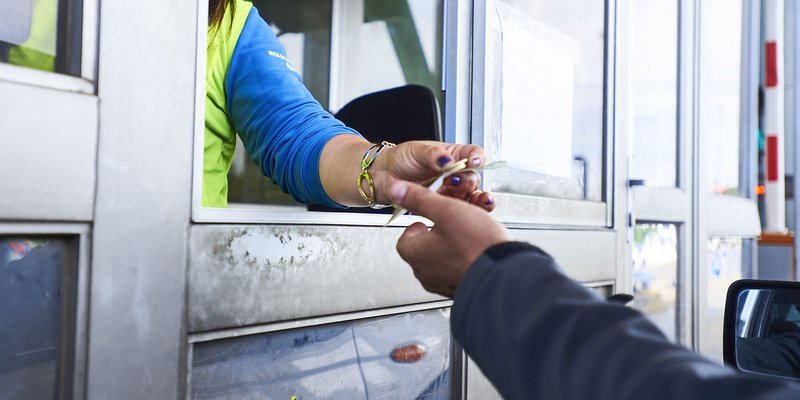 Road-toll-cash-HEADER-shutterstock_514333105.max-800x600