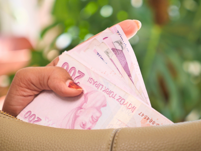 Canadians now hold an average of $156 in cash, with 80% keeping cash on hand daily despite digital payment growth.