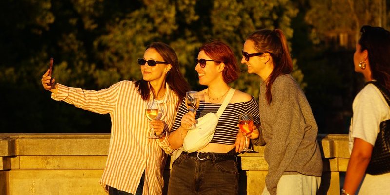 Young people taking pictures together_Berlin_21 Aug 2025_Photo By Pius