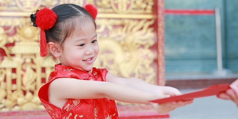 china-girl-red-envelope-HEADER-shutterstock-.max-800x600