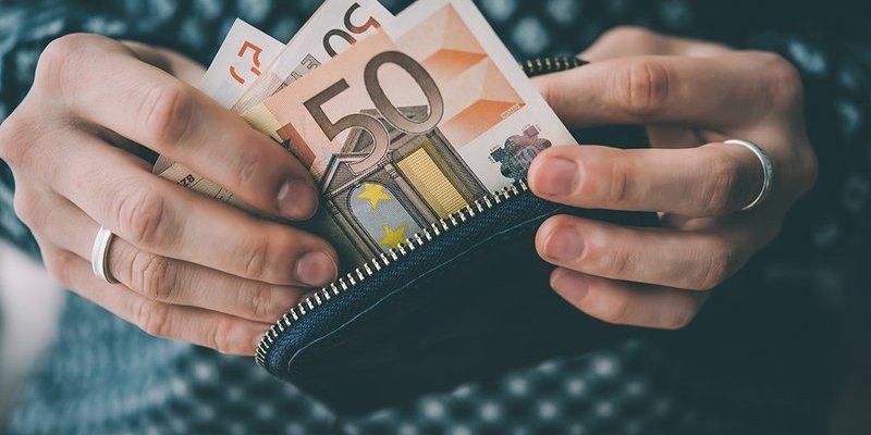 euro-hands-wallet.max-800x600