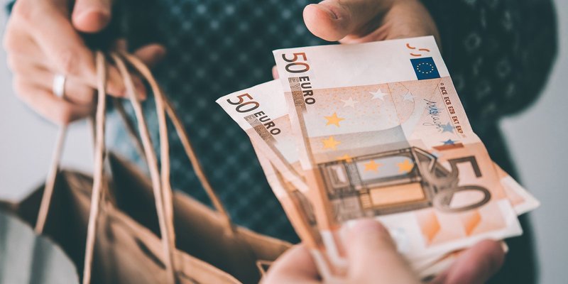 euros-50-hands-bags-HEADER-shutterstock-6705037.original