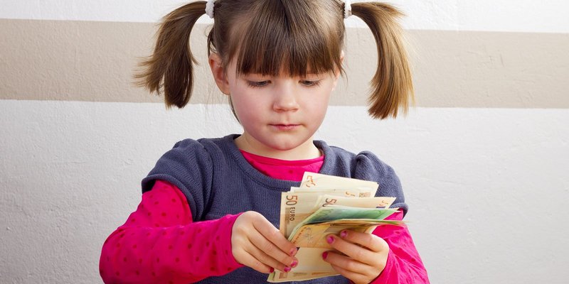 girl-pigtails-banknotes-HEADER-shutterstock-125.original