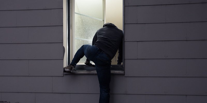 window-enter-hoodie-HEADER-shutterstock-5766.max-800x600
